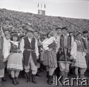 04.09.1966, Warszawa, Polska.
Centralne Dożynki (Dożynki Tysiąclecia) na stadionie X-lecia, n/z występy zespołów ludowych.
Fot. Marek Zürn, zbiory Fundacji Ośrodka KARTA