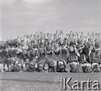 04.09.1966, Warszawa, Polska.
Centralne Dożynki (Dożynki Tysiąclecia) na stadionie X-lecia, n/z występy zespołów ludowych.
Fot. Marek Zürn, zbiory Fundacji Ośrodka KARTA