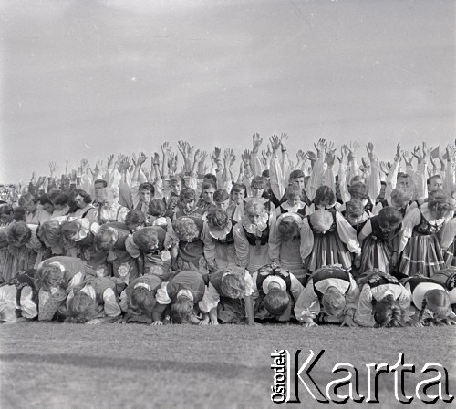 04.09.1966, Warszawa, Polska.
Centralne Dożynki (Dożynki Tysiąclecia) na stadionie X-lecia, n/z występy zespołów ludowych.
Fot. Marek Zürn, zbiory Fundacji Ośrodka KARTA