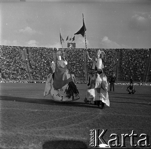 04.09.1966, Warszawa, Polska.
Centralne Dożynki (Dożynki Tysiąclecia) na stadionie X-lecia, n/z inscenizacja walki rycerzy.
Fot. Marek Zürn, zbiory Fundacji Ośrodka KARTA