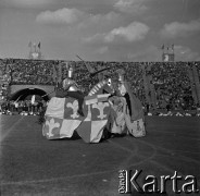 04.09.1966, Warszawa, Polska.
Centralne Dożynki (Dożynki Tysiąclecia) na stadionie X-lecia, n/z inscenizacja walki rycerzy.
Fot. Marek Zürn, zbiory Fundacji Ośrodka KARTA