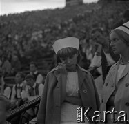 04.09.1966, Warszawa, Polska.
Centralne Dożynki (Dożynki Tysiąclecia) na stadionie X-lecia, n/z obsługa medyczna.
Fot. Marek Zürn, zbiory Fundacji Ośrodka KARTA