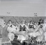 04.09.1966, Warszawa, Polska.
Centralne Dożynki (Dożynki Tysiąclecia) na stadionie X-lecia, n/z występy zespołów ludowych.
Fot. Marek Zürn, zbiory Fundacji Ośrodka KARTA