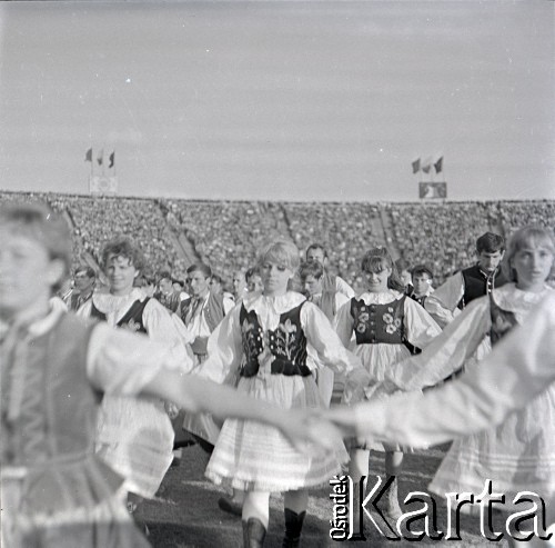 04.09.1966, Warszawa, Polska.
Centralne Dożynki (Dożynki Tysiąclecia) na stadionie X-lecia, n/z występy zespołów ludowych.
Fot. Marek Zürn, zbiory Fundacji Ośrodka KARTA