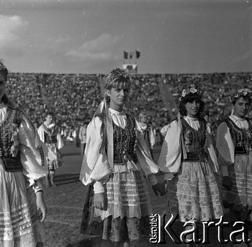 04.09.1966, Warszawa, Polska.
Centralne Dożynki (Dożynki Tysiąclecia) na stadionie X-lecia, n/z występy zespołów ludowych.
Fot. Marek Zürn, zbiory Fundacji Ośrodka KARTA