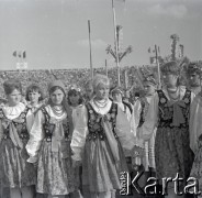 04.09.1966, Warszawa, Polska.
Centralne Dożynki (Dożynki Tysiąclecia) na stadionie X-lecia, n/z występy zespołów ludowych.
Fot. Marek Zürn, zbiory Fundacji Ośrodka KARTA
