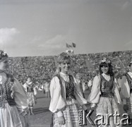 04.09.1966, Warszawa, Polska.
Centralne Dożynki (Dożynki Tysiąclecia) na stadionie X-lecia, n/z występy zespołów ludowych.
Fot. Marek Zürn, zbiory Fundacji Ośrodka KARTA