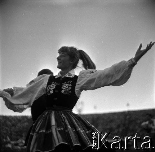 04.09.1966, Warszawa, Polska.
Centralne Dożynki (Dożynki Tysiąclecia) na stadionie X-lecia, n/z występy zespołów ludowych.
Fot. Marek Zürn, zbiory Fundacji Ośrodka KARTA