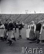 04.09.1966, Warszawa, Polska.
Centralne Dożynki (Dożynki Tysiąclecia) na stadionie X-lecia, n/z występy zespołów ludowych.
Fot. Marek Zürn, zbiory Fundacji Ośrodka KARTA