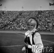 04.09.1966, Warszawa, Polska.
Centralne Dożynki (Dożynki Tysiąclecia) na stadionie X-lecia, n/z występy zespołów ludowych.
Fot. Marek Zürn, zbiory Fundacji Ośrodka KARTA