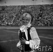 04.09.1966, Warszawa, Polska.
Centralne Dożynki (Dożynki Tysiąclecia) na stadionie X-lecia, n/z występy zespołów ludowych.
Fot. Marek Zürn, zbiory Fundacji Ośrodka KARTA