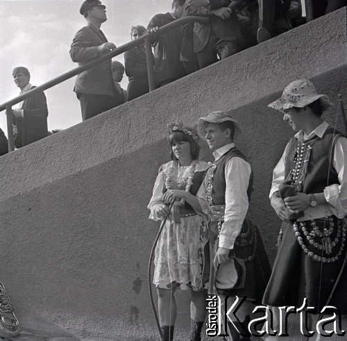 04.09.1966, Warszawa, Polska.
Centralne Dożynki (Dożynki Tysiąclecia) na stadionie X-lecia, n/z występy zespołów ludowych.
Fot. Marek Zürn, zbiory Fundacji Ośrodka KARTA