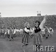 04.09.1966, Warszawa, Polska.
Centralne Dożynki (Dożynki Tysiąclecia) na stadionie X-lecia, n/z występy zespołów ludowych.
Fot. Marek Zürn, zbiory Fundacji Ośrodka KARTA