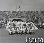 04.09.1966, Warszawa, Polska.
Centralne Dożynki (Dożynki Tysiąclecia) na stadionie X-lecia, n/z występy zespołów ludowych.
Fot. Marek Zürn, zbiory Fundacji Ośrodka KARTA