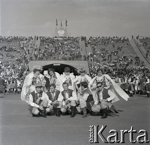 04.09.1966, Warszawa, Polska.
Centralne Dożynki (Dożynki Tysiąclecia) na stadionie X-lecia, n/z występy zespołów ludowych.
Fot. Marek Zürn, zbiory Fundacji Ośrodka KARTA