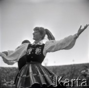 04.09.1966, Warszawa, Polska.
Centralne Dożynki (Dożynki Tysiąclecia) na stadionie X-lecia, n/z występy zespołów ludowych.
Fot. Marek Zürn, zbiory Fundacji Ośrodka KARTA
