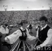 04.09.1966, Warszawa, Polska.
Centralne Dożynki (Dożynki Tysiąclecia) na stadionie X-lecia, n/z występy zespołów ludowych.
Fot. Marek Zürn, zbiory Fundacji Ośrodka KARTA