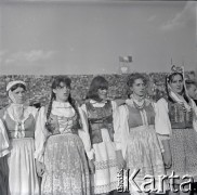 04.09.1966, Warszawa, Polska.
Centralne Dożynki (Dożynki Tysiąclecia) na stadionie X-lecia, n/z występy zespołów ludowych.
Fot. Marek Zürn, zbiory Fundacji Ośrodka KARTA