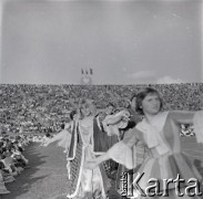 04.09.1966, Warszawa, Polska.
Centralne Dożynki (Dożynki Tysiąclecia) na stadionie X-lecia, n/z występy zespołów ludowych.
Fot. Marek Zürn, zbiory Fundacji Ośrodka KARTA