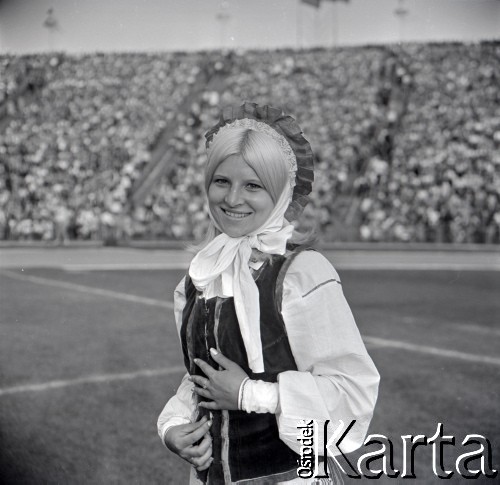 04.09.1966, Warszawa, Polska.
Centralne Dożynki (Dożynki Tysiąclecia) na stadionie X-lecia, n/z występy zespołów ludowych.
Fot. Marek Zürn, zbiory Fundacji Ośrodka KARTA