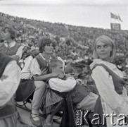 04.09.1966, Warszawa, Polska.
Centralne Dożynki (Dożynki Tysiąclecia) na stadionie X-lecia, n/z występy zespołów ludowych.
Fot. Marek Zürn, zbiory Fundacji Ośrodka KARTA