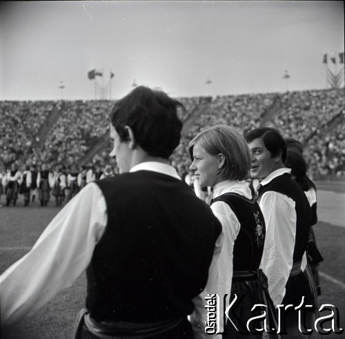 04.09.1966, Warszawa, Polska.
Centralne Dożynki (Dożynki Tysiąclecia) na stadionie X-lecia, n/z występy zespołów ludowych.
Fot. Marek Zürn, zbiory Fundacji Ośrodka KARTA