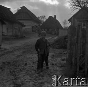 Lata 60., miejsce nieznane, Roztocze, Polska.
Dzieci wiejskie.
Fot. Marek Zürn, zbiory Fundacji Ośrodka KARTA