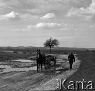 Lata 60., miejsce nieznane, Roztocze, Polska.
Chłop z furmanką na wiejskiej drodze.
Fot. Marek Zürn, zbiory Fundacji Ośrodka KARTA