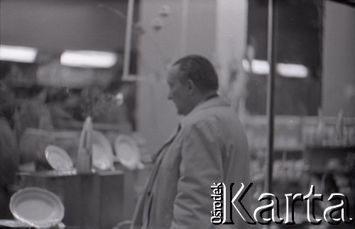 Lata 60., Warszawa, Polska.
Wystawa sklepu z naczyniami kuchennymi.
Fot. Marek Zürn, zbiory Fundacji Ośrodka KARTA