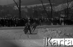 Lata 60., miejsce nieznane, Polska.
Wyścig narciarzy holowanych przez motocyklistów.
Fot. Marek Zürn, zbiory Fundacji Ośrodka KARTA