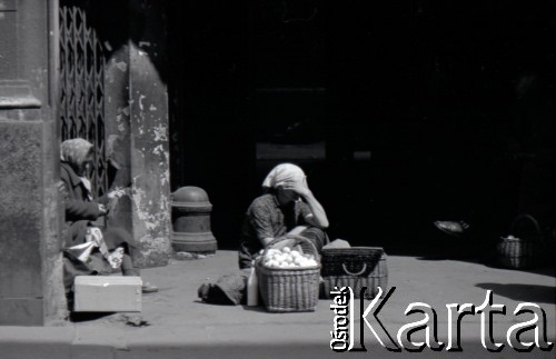 Lata 60., miejsce nieznane, Polska.
Kobieta sprzedaje jajka na ulicy.
Fot. Marek Zürn, zbiory Fundacji Ośrodka KARTA