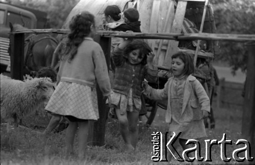 Lata 60., miejsce nieznane.
Jarmark cygański, n/z dzieci podczas zabawy.
Fot. Marek Zürn, zbiory Fundacji Ośrodka KARTA