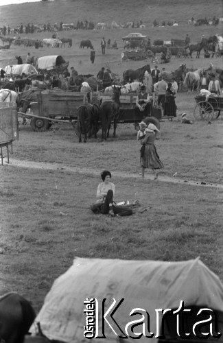 Lata 60., miejsce nieznane.
Jarmark cygański.
Fot. Marek Zürn, zbiory Fundacji Ośrodka KARTA