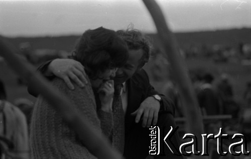 Lata 60., miejsce nieznane.
Jarmark cygański, n/z mężczyzna pociesza płaczącą kobietę.
Fot. Marek Zürn, zbiory Fundacji Ośrodka KARTA