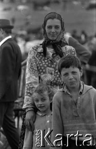 Lata 60., miejsce nieznane.
Jarmark cygański.
Fot. Marek Zürn, zbiory Fundacji Ośrodka KARTA