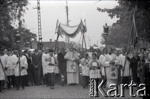 Lata 60., Biała Podlaska, Polska.
Procesja w Boże Ciało.
Fot. Marek Zürn, zbiory Fundacji Ośrodka KARTA