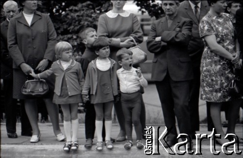 Lata 60., Biała Podlaska, Polska.
Procesja w Boże Ciało, n/z dzieci na trasie procesji.
Fot. Marek Zürn, zbiory Fundacji Ośrodka KARTA