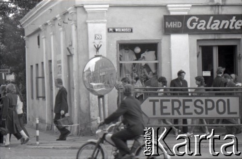 05.1972, Biała Podlaska, Polska.
Scenka uliczna, plac Wolności.
Fot. Marek Zürn, zbiory Fundacji Ośrodka KARTA