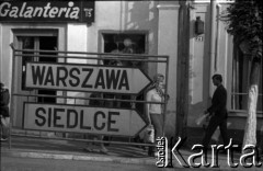 05.1972, Biała Podlaska, Polska.
Scenka uliczna, plac Wolności.
Fot. Marek Zürn, zbiory Fundacji Ośrodka KARTA