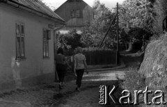 Lata 60., Stary Sącz, Polska.
Spacer po miasteczku.
Fot. Marek Zürn, zbiory Fundacji Ośrodka KARTA