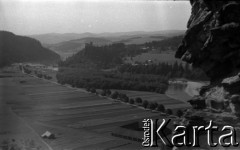 Lata 60., Czorsztyn, Polska.
Dolina Dunajca i zamek w Niedzicy - widok z zamku w Czorsztynie.
Fot. Marek Zürn, zbiory Fundacji Ośrodka KARTA