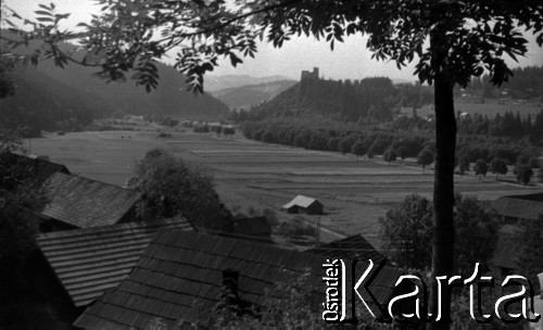Lata 60., Czorsztyn, Polska.
Dolina Dunajca i zamek w Niedzicy - widok spod zamku w Czorsztynie.
Fot. Marek Zürn, zbiory Fundacji Ośrodka KARTA