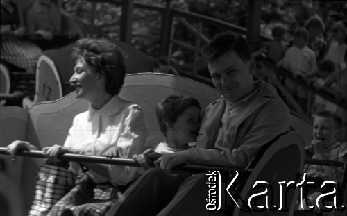 Lata 60., Warszawa, Polska.
Wesołe miasteczko na warszawskim Solcu.
Fot. Marek Zürn, zbiory Fundacji Ośrodka KARTA