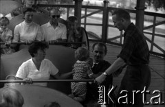 Lata 60., Warszawa, Polska.
Wesołe miasteczko na warszawskim Solcu.
Fot. Marek Zürn, zbiory Fundacji Ośrodka KARTA