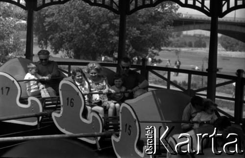 Lata 60., Warszawa, Polska.
Wesołe miasteczko na warszawskim Solcu, w głębi widoczny Most Poniatowskiego i Wisła.
Fot. Marek Zürn, zbiory Fundacji Ośrodka KARTA
