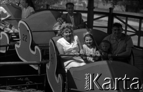 Lata 60., Warszawa, Polska.
Wesołe miasteczko na warszawskim Solcu.
Fot. Marek Zürn, zbiory Fundacji Ośrodka KARTA
