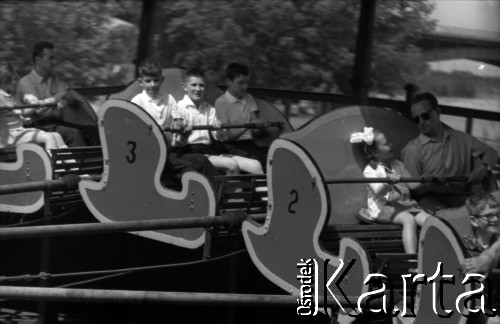 Lata 60., Warszawa, Polska.
Wesołe miasteczko na warszawskim Solcu.
Fot. Marek Zürn, zbiory Fundacji Ośrodka KARTA