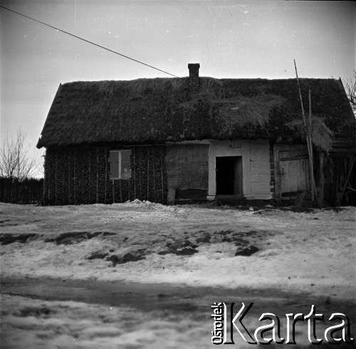 Lata 60., miejsce nieznane, Polska.
Chałupa wiejska kryta strzechą.
Fot. Marek Zürn, zbiory Fundacji Ośrodka KARTA