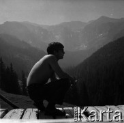 Lata 60., Tatry, Polska.
Marek Zürn na tarasie schroniska na Przysłopie Miętusim, w głębi masyw Czerwonych Wierchów.
Fot. Marek Zürn, zbiory Fundacji Ośrodka KARTA