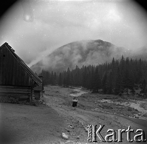 Lata 60., Dolina Chochołowska, Tatry, Polska.
Szałasy pasterskie w Dolinie Chochołowskiej.
Fot. Marek Zürn, zbiory Fundacji Ośrodka KARTA